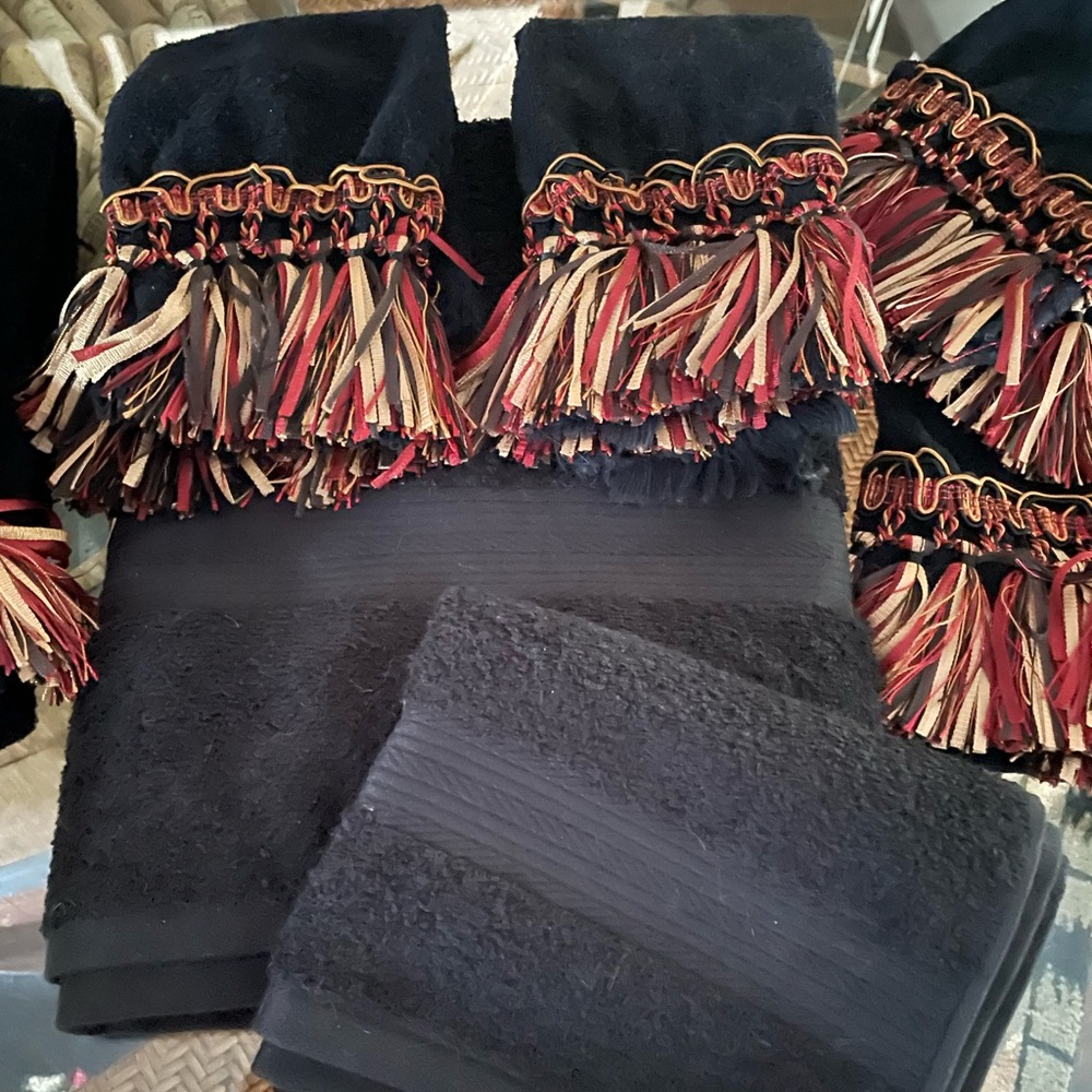 7 Piece Avanti Black Fringed Towels & Plain, Never Used - Only Displayed - Picture 3 of 5